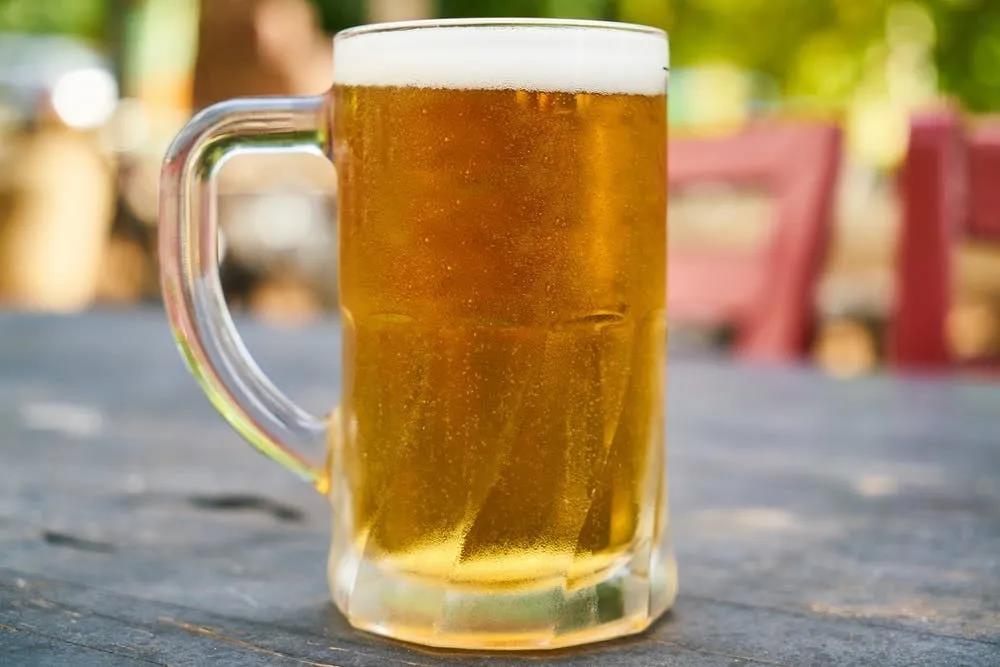 歪果仁说“big beer”可不是指“大杯啤酒”噢！那是指什么？