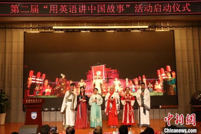 留学生代表朗诵中文诗歌《送你一个长安》。西安外国语大学供图